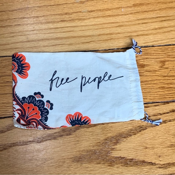 Free People Duster Pouch White Floral FREE IN BUNDLE of two or more other items - Picture 1 of 3